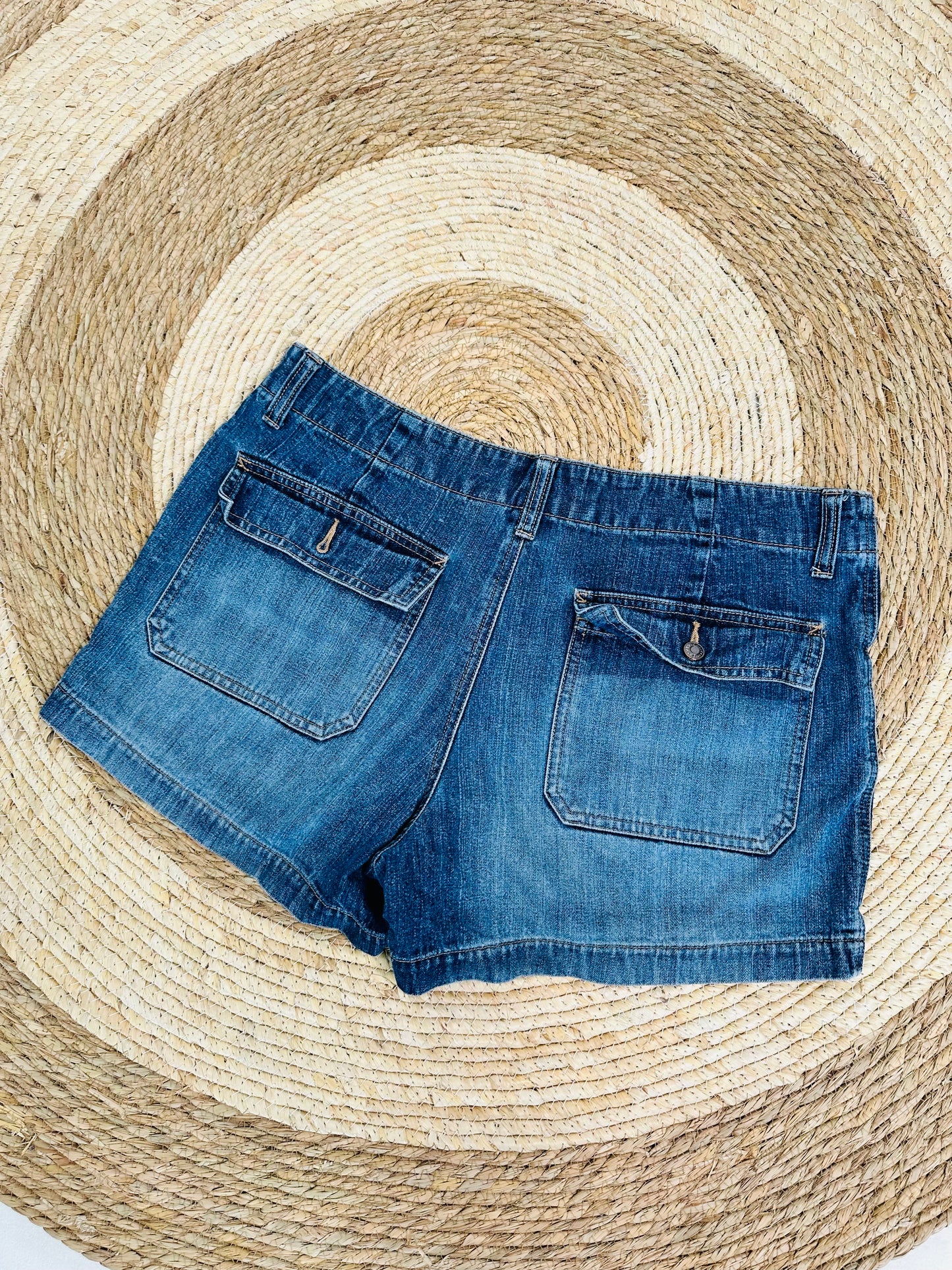 Short le falta un botón en la bolsa de atrás