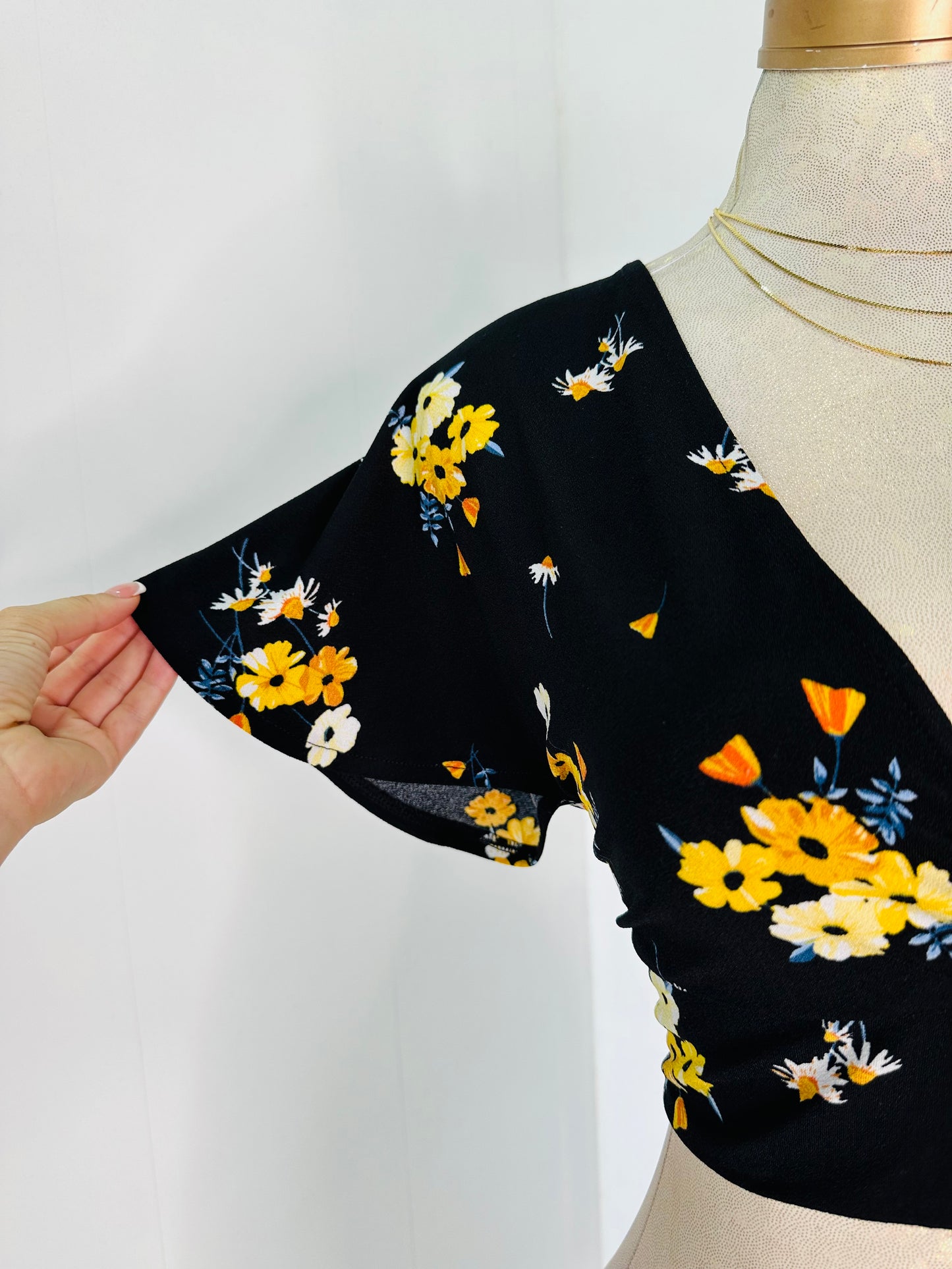 Blusa negra flores