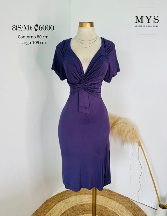 Vestido morado tiene detalle